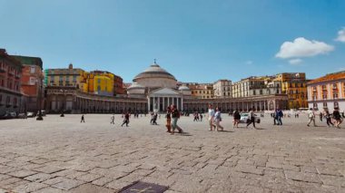 NAPLES, İtalya, 24 Nisan 2024 - Piazza del Plebiscito, Campania, İtalya