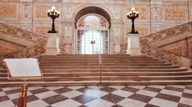 NAPLES, İtalya, 24 Nisan 2024 - Napoli Kraliyet Sarayı (Palazzo Reale di Napoli), Campania, İtalya