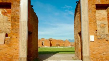 POMPEII (Pompei), İtalya, 20 Nisan 2024 - Portico della Concordia Augusta and Building of Eumachia, Pompeii, Napoli, Campania, İtalya, M.S. 79 yılında Vesuvius tarafından gömülen antik Roma kenti