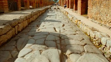 POMPEII (Pompei), İtalya, 20 Nisan 2024 - Via Stabiana, Pompeii, Napoli, Campania, İtalya, M.S. 79 yılında Vesuvius tarafından gömülen antik Roma kenti