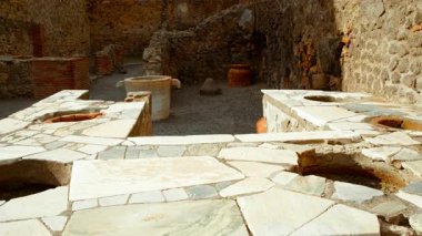 POMPEII (Pompei), İtalya, 20 APRIL 2024 - Mermer tezgahı olan Thermopolium Caupona, altı, MS 79 yılında Vesuvius tarafından gömülmüş antik bir Roma şehri ve bir ocak, Pompeii, Napoli, Campania, İtalya