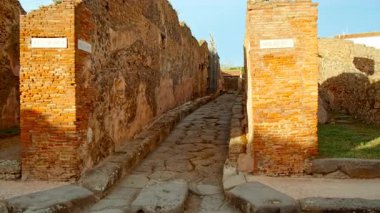 POMPEII (Pompei), İtalya, 20 Nisan 2024 - Via Stabiana, Pompeii, Napoli, Campania, İtalya, M.S. 79 yılında Vezüv tarafından gömülen antik Roma kenti