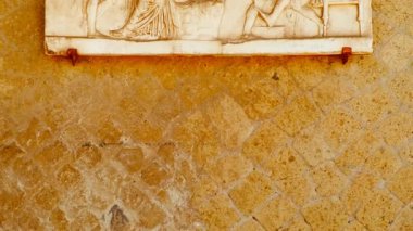 HERCULANEUM (Ercolano), İtalya, 18 APRIL 2024 - Telephus Yardım Evi (Casa del Rilievo di Telefo), Herculaneum, Ercolano, Napoli, Campania, İtalya, M.S. 79 yılında Vesuvius tarafından gömüldü.