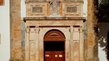 Portekiz 'in Leiria kentindeki ortaçağ güçlendirilmiş Obidos kasabası Portekiz' in yedi harikasından biri olarak kabul edilir.