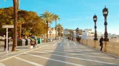 CADIZ, İspanya, 25 HAZİRAN 2024 - Cadiz, Andalucia, İspanya 'daki deniz gezisi, canlı yaşam ve tarihi cazibenin çerçevelediği Atlantik boyunca ferahlatıcı bir yolculuk