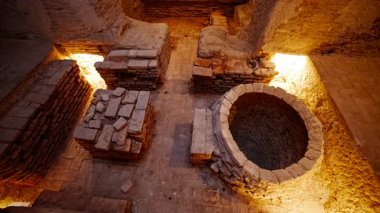 JEREZ DE LA FRONTERA, İspanya, 27 HAZİRAN 2024 - İspanya 'nın Endülüs kentindeki Jerez de la Frontera Alcazar' da Arap hamamı, iyi korunmuş bir Berberi mimarisi ve sükuneti ile