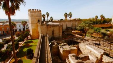 JEREZ DE LA FRONTERA, İspanya, 27 HAZİRAN 2024 - İspanya 'nın Endülüs kentindeki Jerez de la Frontera' nın Alcazar 'ı, Almohad İslami ve Hristiyan mimarisinin bir karışımını barındıran güçlendirilmiş saray kompleksi