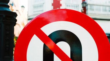 Büyük bir şehirde U dönüşü olmayan kırmızı bir tabelaya yakın çekim