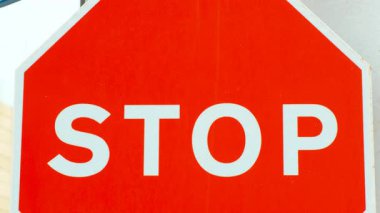 Yansıtıcı yüzeyi olan standart kırmızı DUR işaretinin ultra yakın çekimi