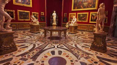 FLORENCE, İtalya, 12 Mart 2024 - Ünlü Medici sanat koleksiyonlarının sergilendiği Uffizi Üçlemesi, Floransa, Toskana, İtalya 'daki Rönesans ihtişamının bir göstergesi olarak duruyor.