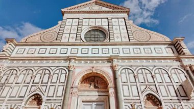 FLORENCE, İtalya, 14 Mart 2024 - Floransa, Toskana, İtalya 'da Santa Maria Novella Bazilikası' nı gözler önüne sermek, Gotik ve Rönesans mimarisini şehrin göbeğinde birleştirmek