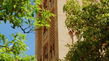 Giralda çan kulesi, Seville, Endülüs, İspanya, 12. yüzyıldan kalma sembolik bir minare çan kulesine dönüştü, şehrin ufuk çizgisinin panoramik manzarasını sunuyor.