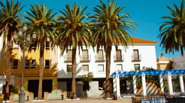 AYAMONTE, Huelva, İspanya, 20 EKİM 2023 - Ayamonte 'deki Plaza de la Laguna, Huelva, Endülüs, İspanya, renkli binalar ve yerel cazibeyle çevrili canlı bir kasaba meydanı