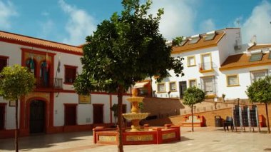 Palos de la Frontera 'daki Plaza de Andalucia, Huelva, Endülüs, İspanya' nın zengin mirası ve toplumunu yansıtan canlı bir meydan.