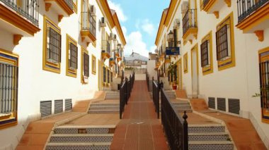 PALOS DE LA FRONTERA, Huelva, İspanya, 25 Ekim 2023 - Palos de la Frontera, Huelva, Endülüs, İspanya 'da geleneksel beyazlatılmış mimari, tarihsel bir ortamda ebedi cazibeyi simgeler