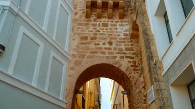 Cadiz 'in, Andalucia' nın, İspanya 'nın pitoresk sokaklarında gezinirken, tarihi cazibe ve güneş lekeli sokaklardan oluşan bir duvar halısını gözler önüne seriyor.