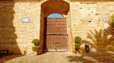 JEREZ DE LA FRONTERA, İspanya, 27 HAZİRAN 2024 - İspanya 'nın Endülüs kentindeki Jerez de la Frontera' nın Alcazar 'ı, İslami ve Hristiyan mimarisinin bir karışımını barındıran güçlendirilmiş saray kompleksi