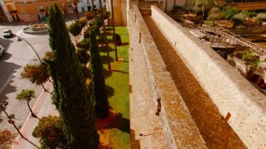 JEREZ DE LA FRONTERA, İspanya, 27 HAZİRAN 2024 - İspanya 'nın Endülüs kentindeki Jerez de la Frontera' nın Alcazar 'ı, İslami ve Hristiyan mimarisinin bir karışımını barındıran güçlendirilmiş saray kompleksi