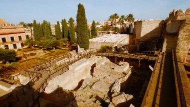 JEREZ DE LA FRONTERA, İspanya, 27 HAZİRAN 2024 - İspanya 'nın Endülüs kentindeki Jerez de la Frontera' nın Alcazar 'ı, İslami ve Hristiyan mimarisinin bir karışımını barındıran güçlendirilmiş saray kompleksi