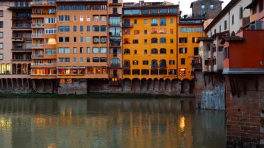FLORENCE, İtalya, 14 Mart 2024 - Floransa, Toskana, İtalya 'da Ponte Vecchio' nun panoramik manzarası, ortaçağ pazarlarının yer aldığı Arno Nehri 'ni kapsayan 1345 yılında açıldı.