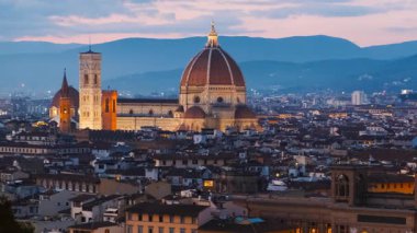Floransa, Toskana, İtalya 'nın alacakaranlık çekimleri Floransa Katedrali' ni ve alacakaranlığın dingin parıltısıyla yıkanan Palazzo Vecchio 'yu ele geçirdi.
