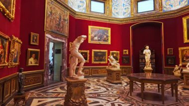 FLORENCE, İtalya, 12 Mart 2024 Floransa, Tuscany, İtalya 'daki Uffizi Galerisi Medici' nin mimari açıdan çarpıcı salonları içinde bir Rönesans sanat koleksiyonuna ev sahipliği yapıyor.