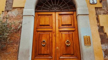 FLORENCE, İtalya, 15 Mart 2024 - Toskana başkentini ortaçağ cazibesiyle dolduran İtalya 'nın Floransa, Toskana kentindeki güzel Via del Corso caddesinin yakın plan detayları