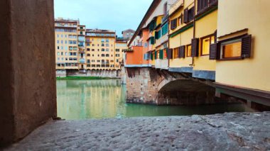 İtalya 'nın Floransa kenti Toskana' daki Ponte Vecchio panoramik manzarası, ortaçağ pazarlarının yer aldığı Arno Nehri 'ni kapsayan 1345 yılında açıldı.