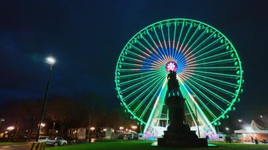 FLORENCE, İtalya, 15 Mart 2024 - Floransa Dönme Dolabı olarak da bilinen ve Parco delle Cascine, Tuscany, İtalya 'da mevsimlik olarak bilinen ünlü Florence Ferris Wheel' in çarpıcı gece görüntüsü