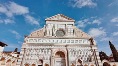 FLORENCE, İtalya, 14 Mart 2024 - Floransa, Toskana, İtalya 'da Santa Maria Novella Bazilikası' nı gözler önüne sermek, Gotik ve Rönesans mimarisini şehrin göbeğinde birleştirmek