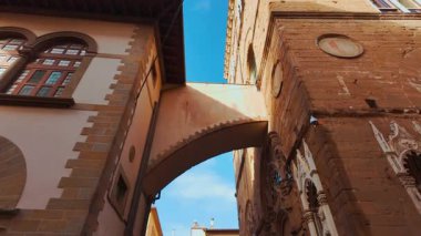 FLORENCE, İtalya, 15 Mart 2024 - Via dell 'Arte della Lana' yı geçmek, Floransa, Toskana, İtalya, Kiliseye ve Orsanmichele Müzesine ev sahipliği yapmak, tarihi bir ibadet ve sanat merkezi