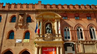 BOLOGNA, İtalya, 17 Mart 2024 - İtalya Piazza Maggiore, Bologna, Emilia-Romagna, İtalya 'daki ünlü Palazzo d' Accursio Belediye Sarayı 'nın yakın çekimi