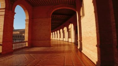 SEVILLE, İspanya, 20 HAZİRAN 2024 - Büyüleyici Plaza de Espana, Seville, Endülüs, İspanya, 1929 Ibero-Amerikan Sergisi için inşa edildi, Anibal Gonzalez tarafından tasarlandı.