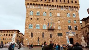 FLORENCE, İtalya, 14 Mart 2024 - Piazza della Signoria 'nın Hyperlapse' si Açık Hava Müzesi ve heybetli Palazzo Vecchio Floransa, Toskana, İtalya