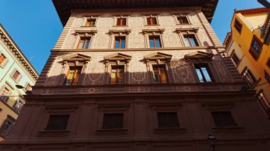Floransa 'nın en güzel caddelerinden bazılarını gün doğumuna kadar gözler önüne seren Toskana, İtalya, ortaçağ cazibesiyle Toskana başkentini noktalıyor.