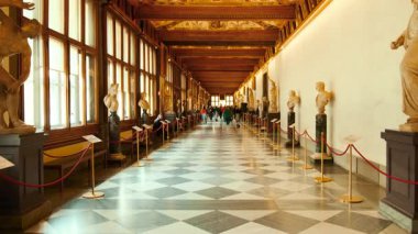 FLORENCE, İtalya, 12 Mart 2024 - Ziyaretçiler, asırlardır Medici ailesinin Floransa, Toskana, İtalya 'da bulunan Uffizi Galeri Sanat Müzesi' ndeki hazinelerine hayret ediyorlar.