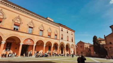 BOLOGNA, İtalya, 17 Mart 2024 - Bologna, Emilia-Romagna, İtalya 'da Piazza Santo Stefano, Piazza delle Sette Chiese olarak da bilinen ünlü atari salonlarını gözler önüne sermek,