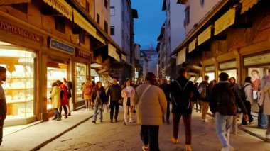 FLORENCE, İtalya, 12 Mart 2024 - Floransa, Toskana, İtalya 'da gece Ponte Vecchio boyunca gezinmek, zamansız bir tarihi ihtişamı gözler önüne seriyor