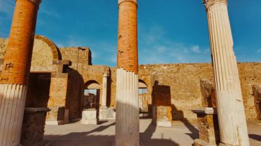 POMPEII (Pompei), İtalya, 12 APRIL 2024 - Pompeii Forumu ticaret, yönetim, adalet ve ibadet binaları, Pompeii, Napoli, Campania, İtalya, M.S. 79 yılında Vesuvius tarafından gömülen antik Roma kenti