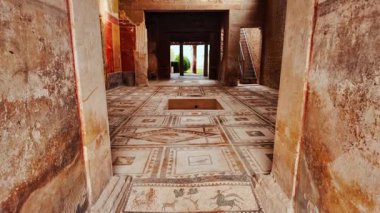 POMPEII (Pompei), İtalya, 12 Nisan 2024 - Pompeii, Napoli, Campania, İtalya 'da güzel mozaikleri olan lüks bir villa olan Paquius Proculus Evi, MS 79 yılında Vezüv Dağı tarafından gömülü antik Roma kenti