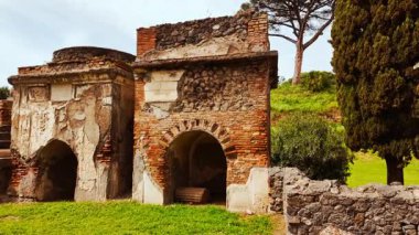 POMPEII (Pompei), İtalya, 13 Nisan 2024 - Necropoli of Nocera Gate (Necropoli di Porta Nocera), Pompeii, Napoli, Campania, İtalya, MS 79 yılında Vesuvius Dağı tarafından gömülen antik Roma kenti