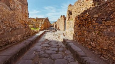 POMPEII (Pompei), İtalya, 13 APRIL 2024 - Via Stabiana, Pompeii, Napoli, Campania, İtalya 'da ünlü basamak ve savaş pistleriyle, M.S. 79 yılında Vezüv Dağı tarafından gömülü antik Roma kenti