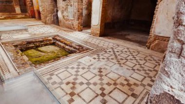 POMPEII (Pompei), İtalya, 14 Nisan 2024 - Yaralı Ayı Evi (Casa dell 'Orso Ferito) mozaikleri, Pompeii, Napoli, Campania, İtalya, MS 79 yılında Vezüv Dağı tarafından gömülü antik Roma kenti
