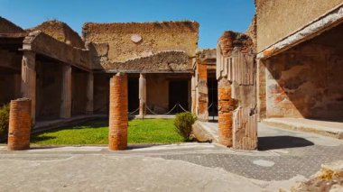 HERCULANEUM (Ercolano), İtalya, 15 APRIL 2024 - Kara Salon Evi (Casa del Salone Nero), Herculaneum, Ercolano, Naples, Campania, İtalya, MS 79 yılında Vezüv Dağı tarafından gömülen antik Roma kenti