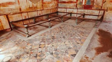 POMPEII (Pompei), İtalya, 16 APRIL 2024 - Ephebus Evi 'nde (Casa dell' Efebo) bulunan triklinyum (resmi yemek odası), Pompeii, Napoli, Campania, İtalya, MS 79 yılında Vesuvius Dağı tarafından gömüldü.