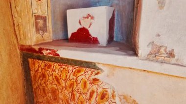 POMPEII (Pompei), İtalya, 16 Nisan 2024 - Ephebus Evi 'nde (Casa dell' Efebo) küçük bir türbe, Pompeii, Napoli, Campania, İtalya, M.S. 79 yılında Vezüv Dağı tarafından gömülen antik Roma kenti