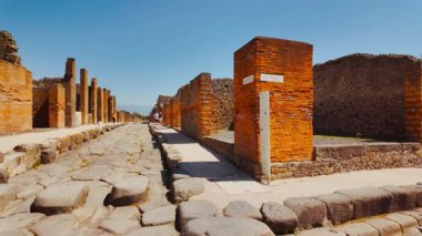 POMPEII (Pompei), İtalya, 16 APRIL 2024 - Via Stabiana, Via del Vesuvio, Via di Nola ve Vila della Fortuna, Pompeii, Napoli, Campania, İtalya, MS 79 yılında Vezüv Dağı tarafından gömülen antik Roma kenti