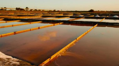 Günbatımında Portekiz, Aveiro 'daki tuz göletleri ya da tuz tarlaları bu sahil kasabasının özünü yansıtan mükemmel parıldayan aynalar.