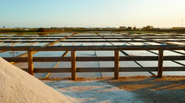 Günbatımında Portekiz, Aveiro 'daki tuz göletleri ya da tuz tarlaları bu sahil kasabasının özünü yansıtan mükemmel parıldayan aynalar.
