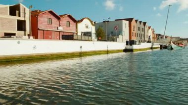 AVEIRO, Portekiz, 15 Temmuz 2023 - Portekiz Venedik 'i olarak bilinen Aveiro, Portekiz kanalları, Moliceiros teknelerinin dalgalı sularda yüzdüğü şehirde dokumaktadır.